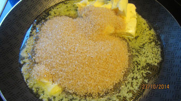 Пирог-перевертыш с грушей, клюквой и имбирем