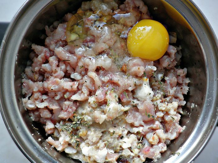 Щучьи котлеты под соусом из белых грибов