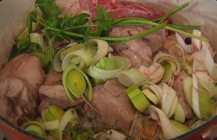 Кролик в красном вине