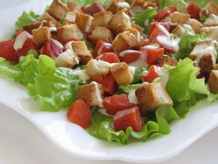 Салат &amp;quot;Цезарь&amp;quot; с семгой по-сибирски