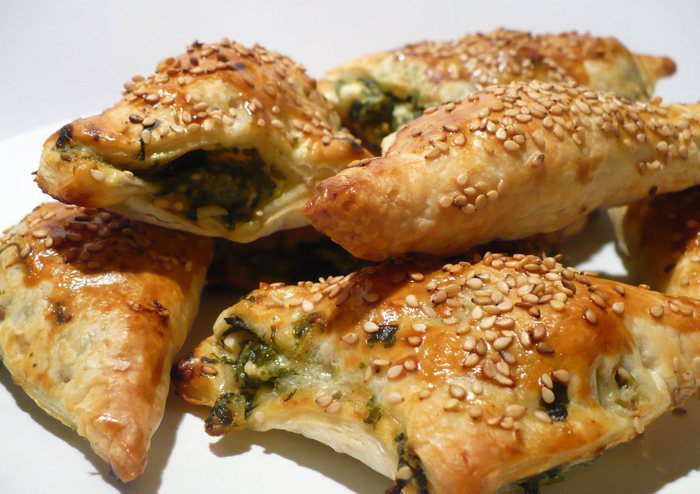 Закусочные слойки с фетой и шпинатом