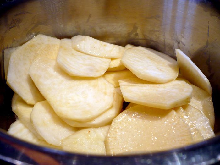 Куриное филе с чоризо, базиликом и паприкой на сливочной репе 