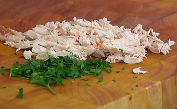 Овощной суп с курицей и яичной лапшой