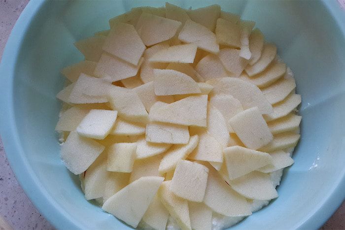 Творожная запеканка с яблочной прослойкой и черносливом
