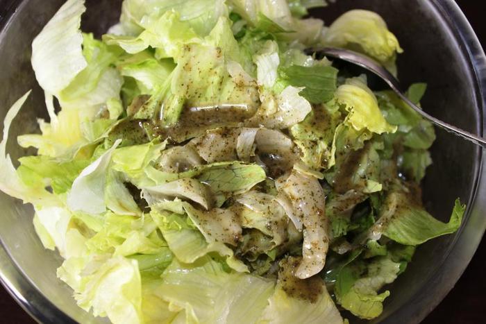 Салат с дыней, фетой, хрустящим беконом и фисташками