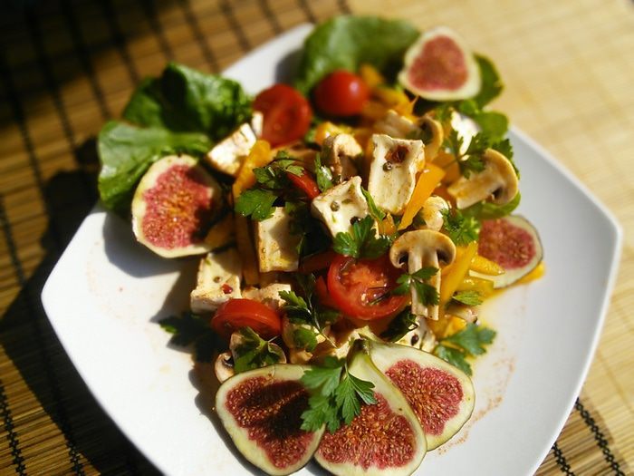 Салат с шампиньоны, камамбером и инжиром 