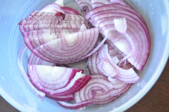 Ароматный пудинг из красного лука