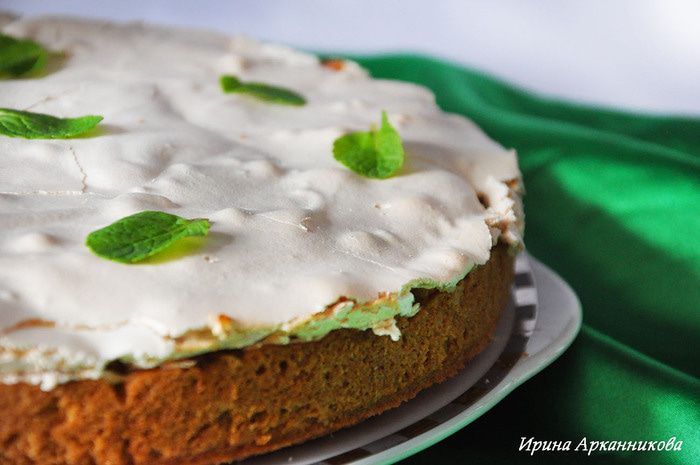 Английский яблочный пай с киви и меренгой