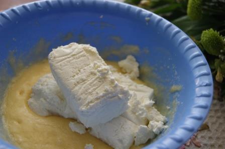 Творожный пирог с лимоном и клубникой 