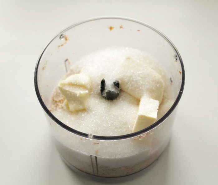 Пирог со сливами и миндальным кремом