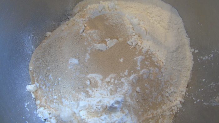 Сдобные булочки с изюмом в глазури 