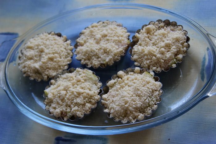 Грушево-брусничный крамбл