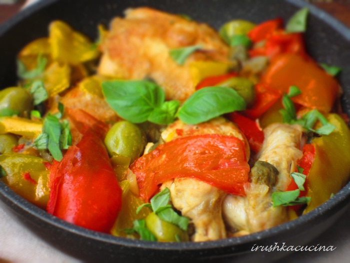 Курица с оливками и сладким перцем