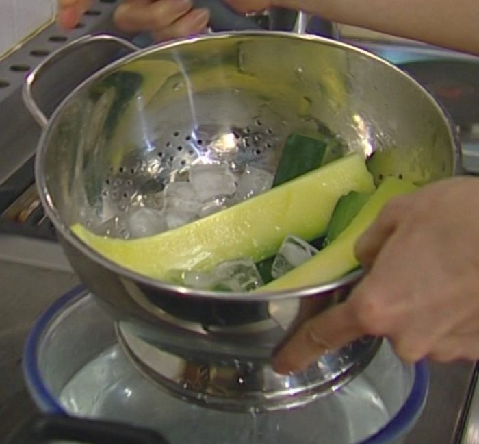 Лазанья из цукини с рикоттой и соусом песто