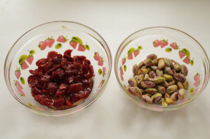 Куриный террин с вяленой клюквой и фисташками