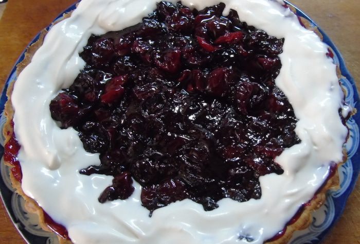 Сметанный тарт с вишней и вином