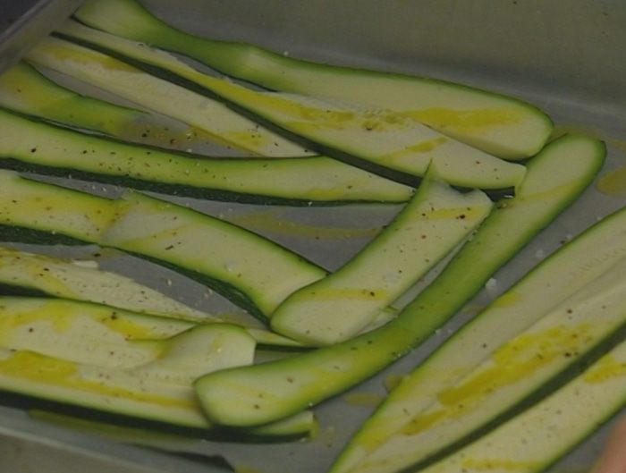 Лазанья из цукини с рикоттой и соусом песто