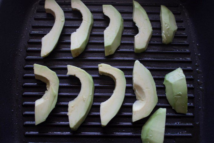 Томатный салат с авокадо-гриль