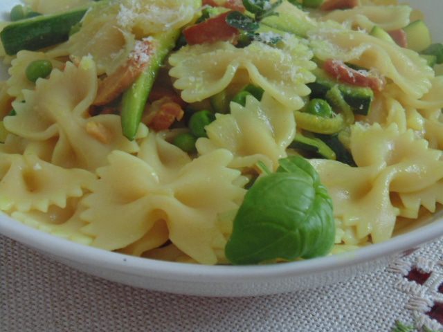 Фарфалле с овощами и ветчиной