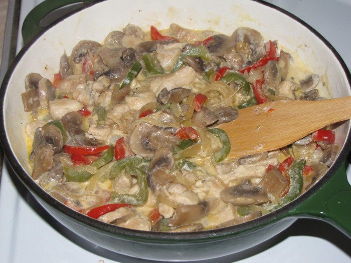 Шампиньоны с куриным филе и сладким перцем по-муромски