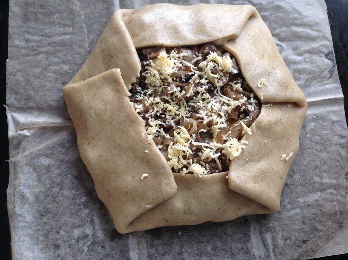 Ржаная галета с картофелем и грибами