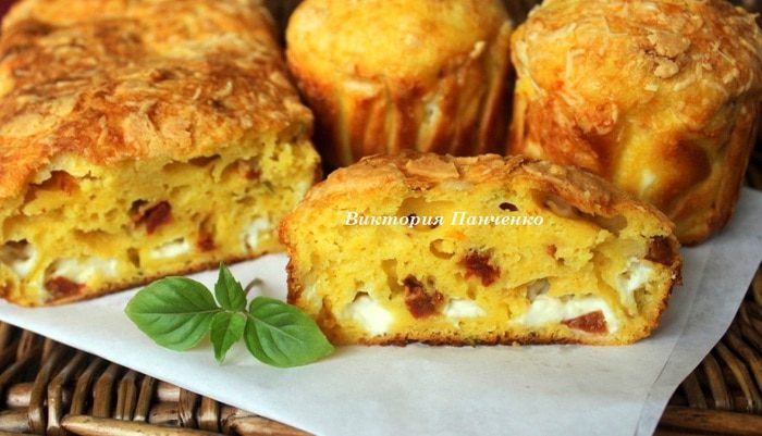 Закусочный кекс с фетаксой и вялеными томатами