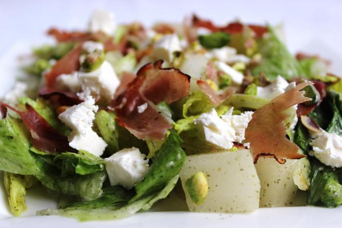 Салат с дыней, фетой, хрустящим беконом и фисташками