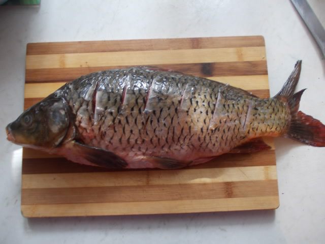 Карп с овощами и чесночным маслом