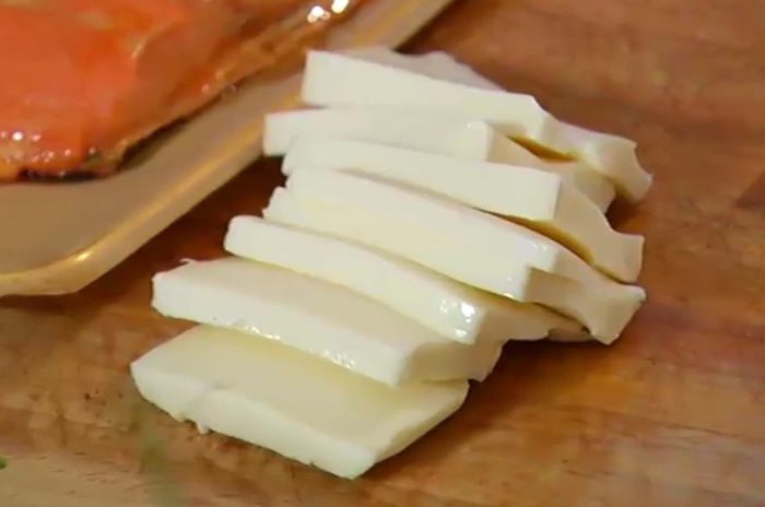 Открытый пирог с рыбой, моцареллой и шпинатом 