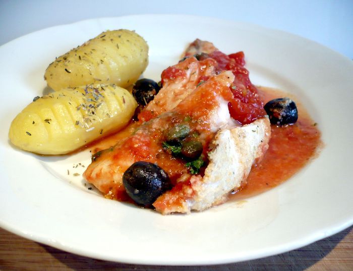 Рыбка, запеченная в томатном соусе с маслинами и каперсами