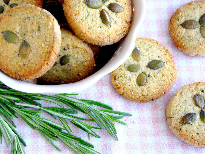 Печенье с тыквенными семечками и розмарином