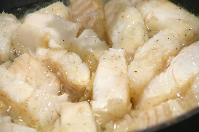 Палтус с зеленым горошком в ананасовом соусе