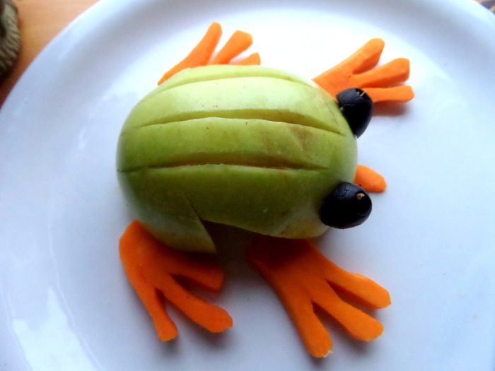 Лягушка из яблока - талисман на удачу