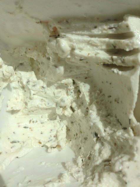 Закусочные тарталетки из поленты с козьим сыром и помидорками черри