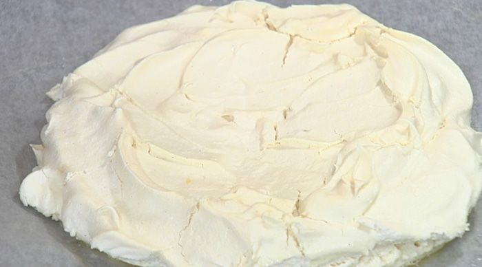 Торт «Павлова» с малиной и персиками