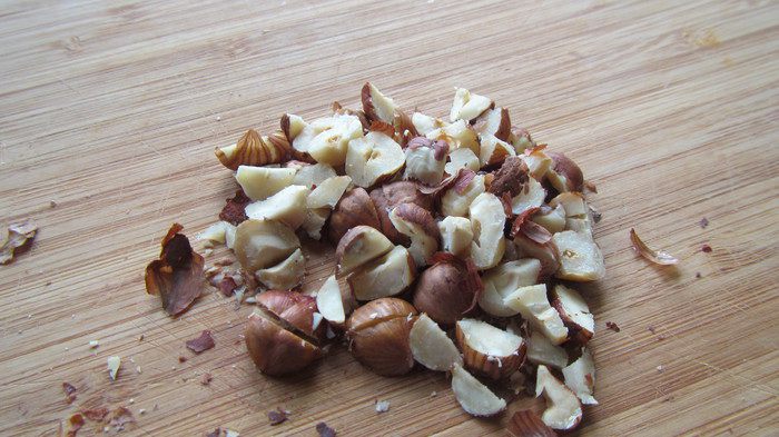 Салат из запеченной свеклы с апельсином, козьим сыром, мятой и фундуком