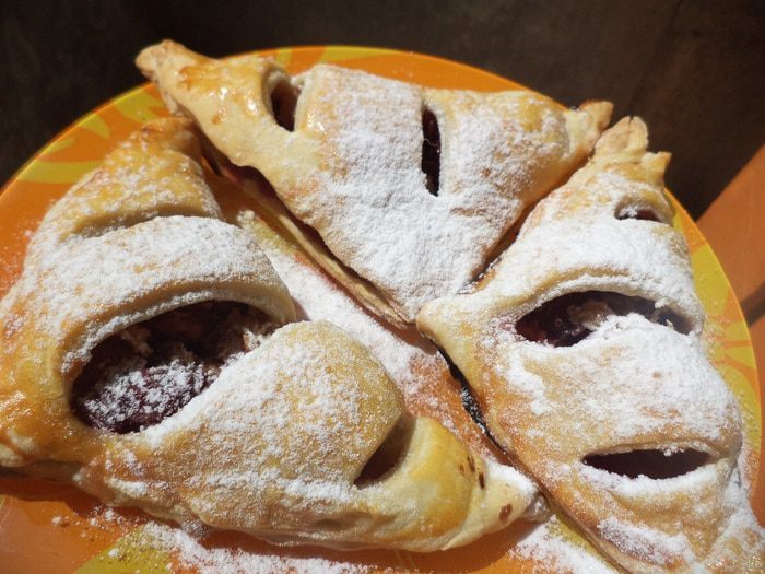 Слоеные пирожки с вишнево-кокосовой начинкой