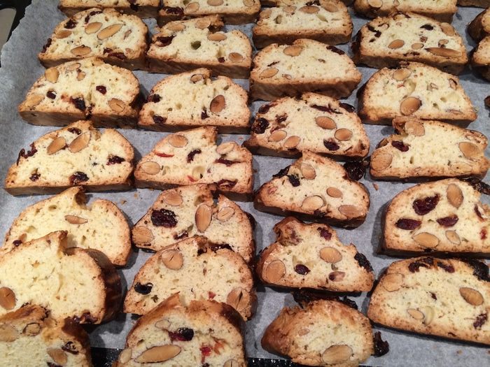 Кантучини с миндалем и вяленой вишней