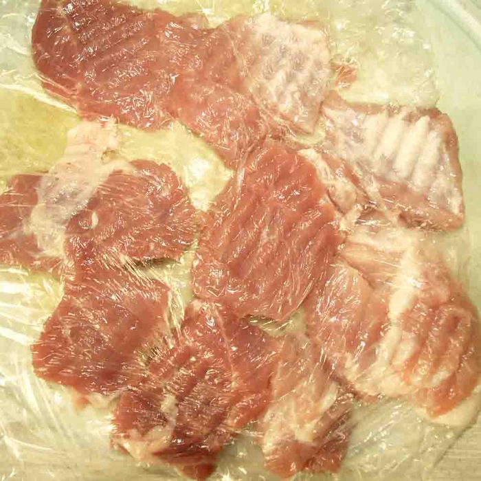 Свинина, запеченная на луковой подушке