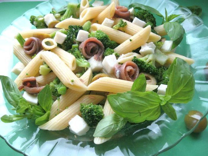 Салат с пастой, брокколи и анчоусами