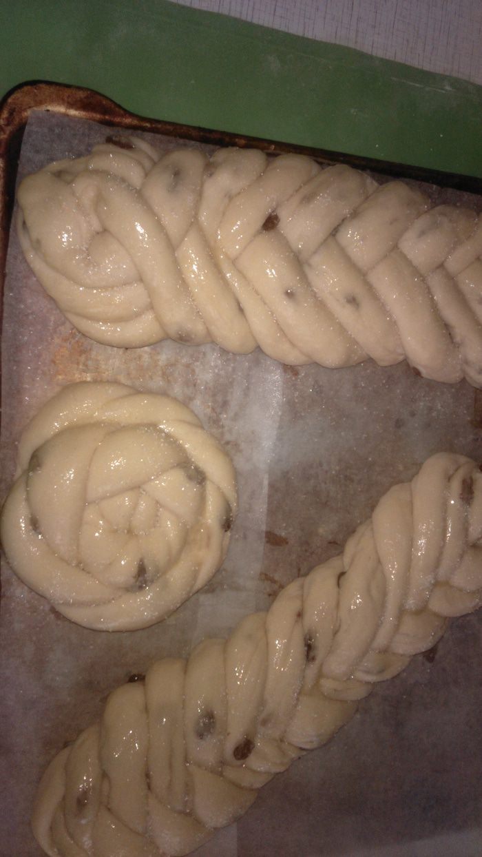 Сладкая булка с изюмом