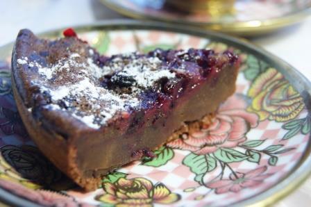 Шоколадный клафути с черной смородиной в мультиварке