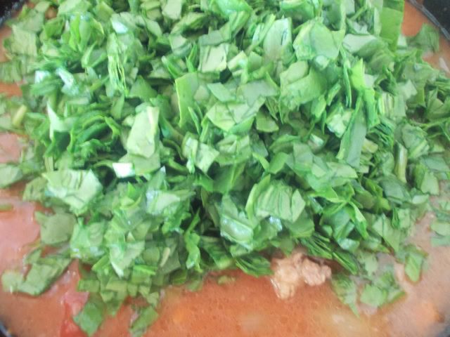 Соус из говядины с луком и шпинатом