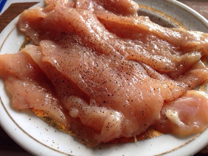 Рулетики из кабачков с курицей и творожной начинкой