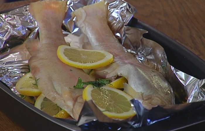 Форель, запеченная с лимоном и зеленью