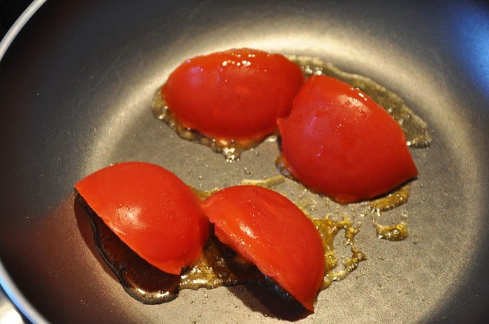 Салатный микс с теплыми помидорами