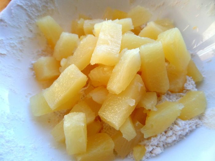 Шарлотка с ананасом и хурмой