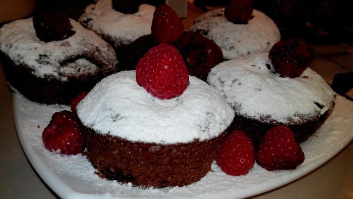 Шоколадные маффины с малиной