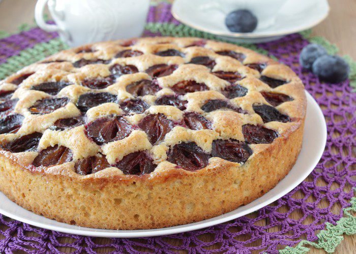 Кукурузный пирог со сливой