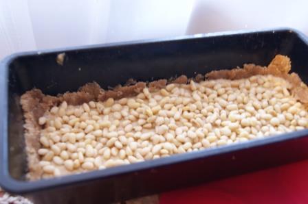 Пирог с кедровыми орешками и медовым заварным кремом